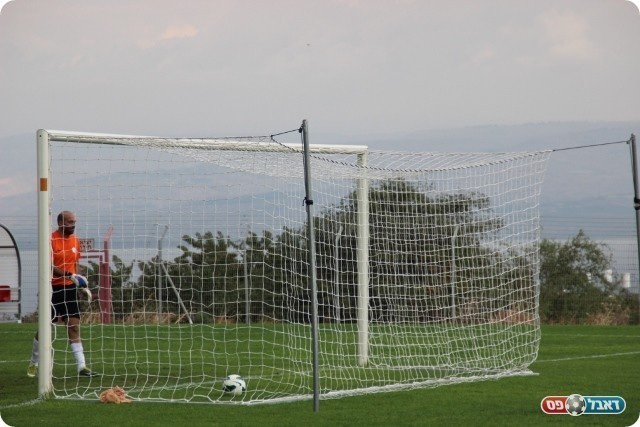 יתרון מוצדק. הכדור של אלימלך ברשת של גזאווי (צילום: עודד חסין)