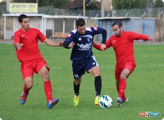 עראבה יכלה להשוות. שחברי ורבאח עוצרים את אלמקייס (צילום: עודד חסין)