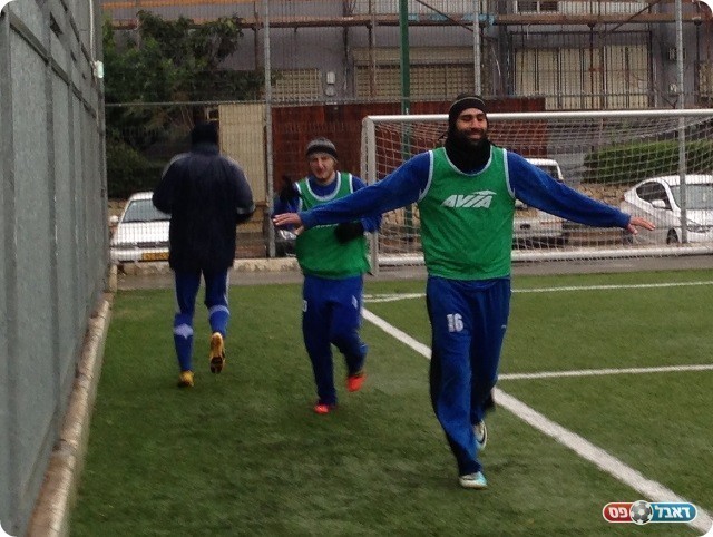 מתחממים לפני המשחק (צילום: אלי שמואלי)