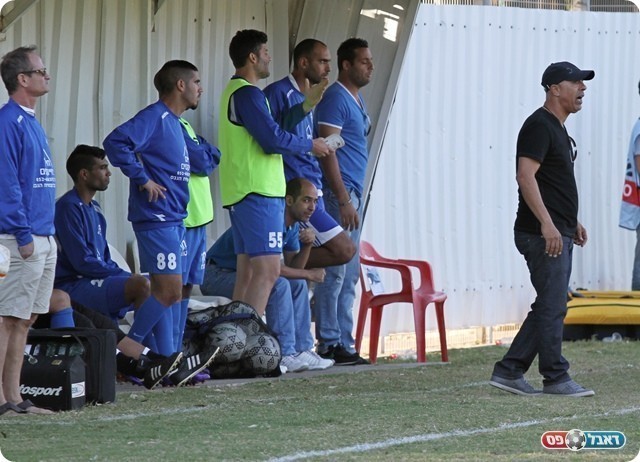 המשרוקית נשארה בכיס. הספסל הזועם של שעריים (צילום: קובי רוזן)