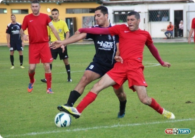 כמעט כבש. עמר נבלם ע"י עבד רבאח (צילום: עודד חסין)