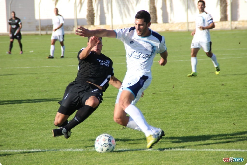 שלו ברוור מנסה לשמור על הכדור (צילום: עודד חסין)