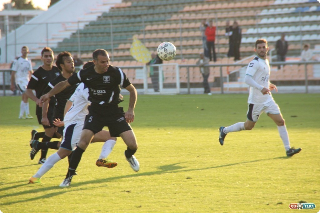 סלאח חאג' במאבק על הכדור (צילום: עודד חסין)