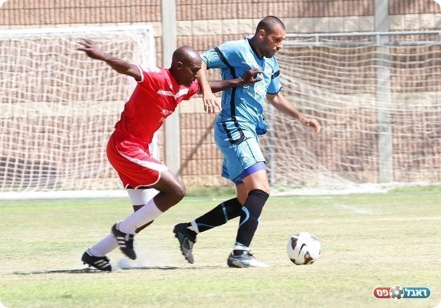 העביר את האימון של מעלה. שנורמן (בתכלת) וטדסה (עבדאללה אזברגה)