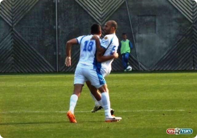 מהפך מהיר. בן חיים ופרץ חוגגים את היתרון (צילום: אלי שמואלי)