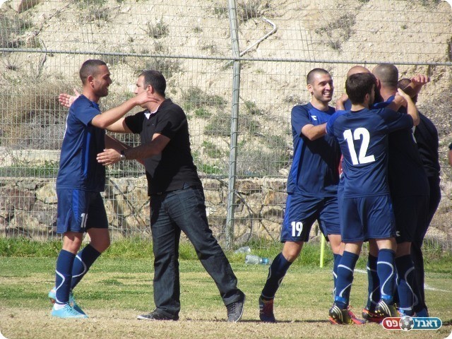 כשאין דשא משחק לגובה. חוגגים את השער (צילום: עבדאללה אזברגה)