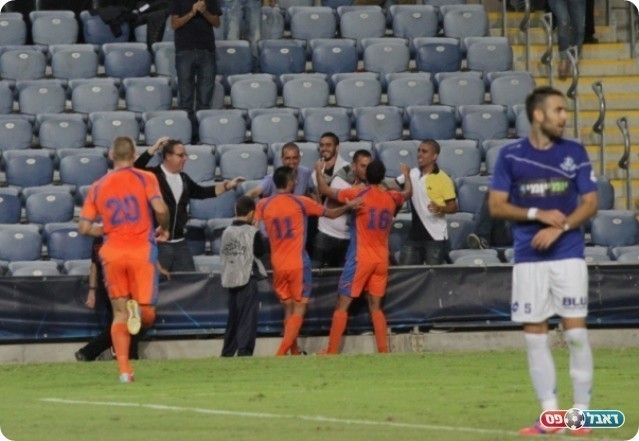 והחגיגה של גירו עם האוהדים