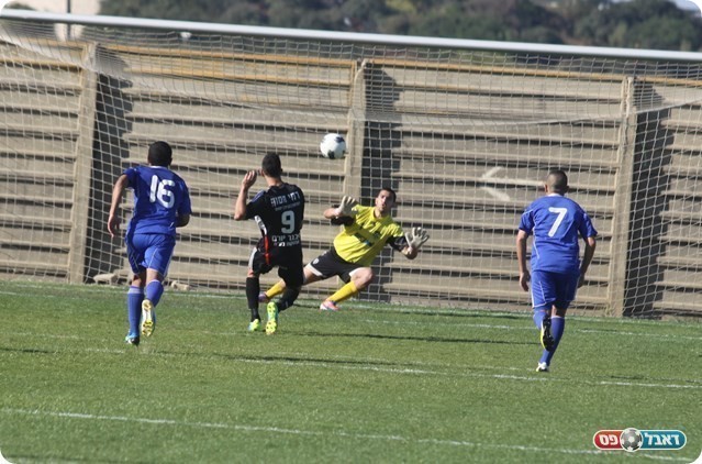 מנע שוויון. בלביליה מחטיא את הפנדל (צילום: שלומי גבאי)