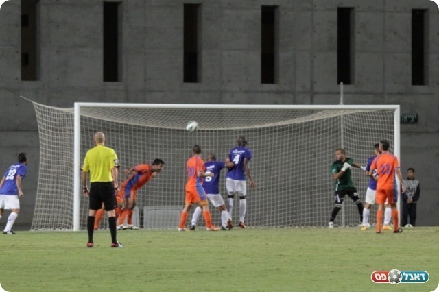 פתח תקווה המשיכה ללחוץ. הכדור מורחק מהקו