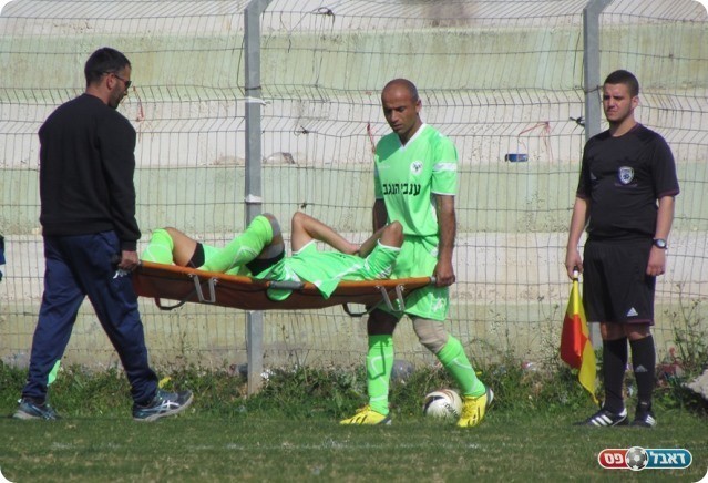 חילוף מוקדם. מויאל מורד מהמגרש (צילום: עבדאללה אזברגה)