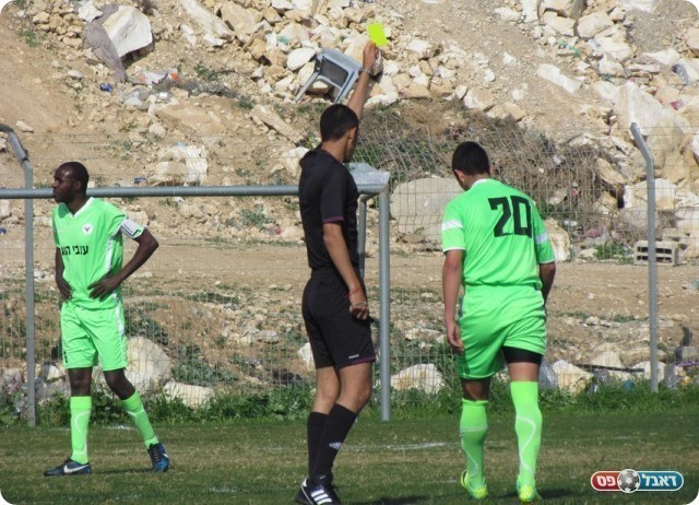 הרגיע את המשחק. אבו מוחה שולף צהוב לחוטה (צילום: עבדאללה אזברגה)