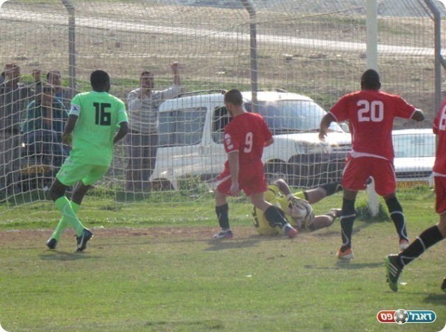 יום גדול. אבועדיה עוצר את חדידה (צילום: עבדאללה אזברגה)