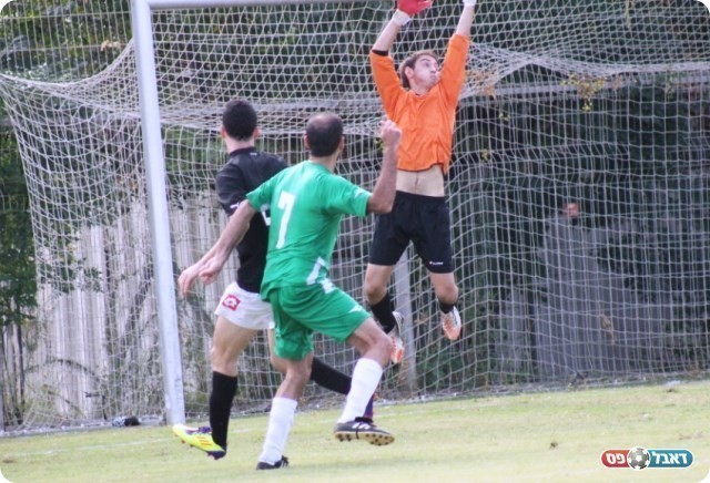 דווקא האורחת כבשה. הבעיטה של רבינוביץ' (צילום: אחמד עזאיזה)