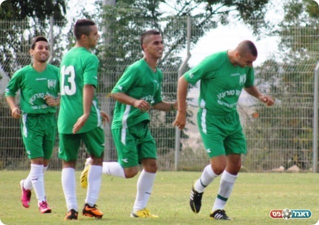 וחוגגים את השער (צילום: אחמד עזאיזה)