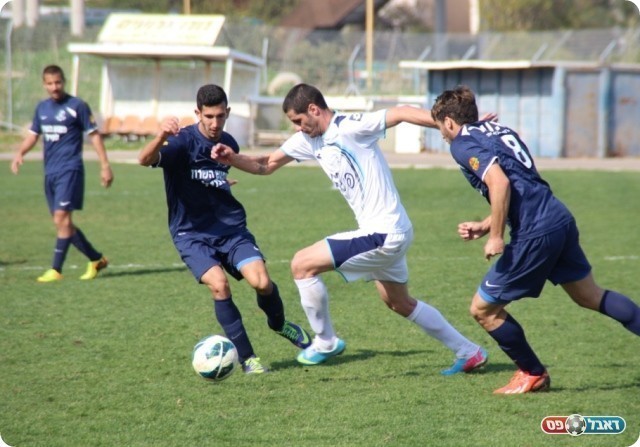 התבססה היטב בין המוליכות. עקיבא בורח מהגנת הרצליה (צילום: עודד חסין)