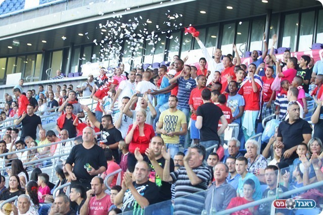 דומיננטיים. הקהל של מגדל העמק (צילום: שלומי גבאי)