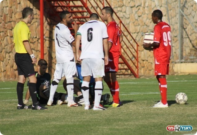 בזבוזי זמן של סולם. קורננברג מקבל טיפול (צילום: אחמד עזאיזה)