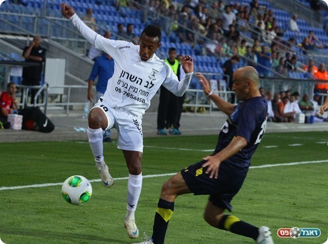 הגנת מגדל העמק בשליטה. נאסראלדין בולם את איילה (צילום: שלומי גבאי)