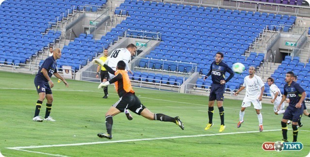 אבי עמוס מפספס גל פורת נוגח את שער הנצחון(צילום:שלומי גבאי)