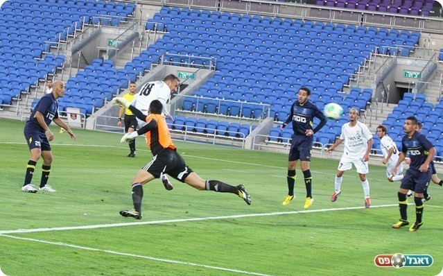 אחרי סדרה של קרנות. פורת כובש (צילום: שלומי גבאי)