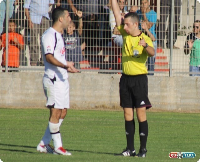 צהוב שני בדתי דקות. אבו סיאם מורחק (צילום: אחמד עזאיזה)