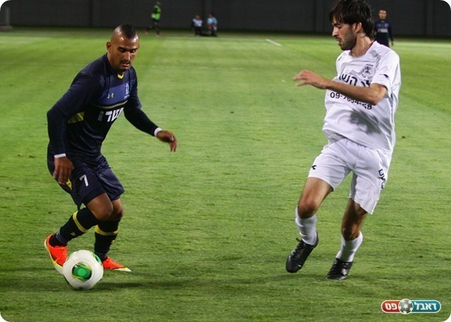 בלם שלישי. אייזנקוט שומר על גוזלן (צילום: שלומי גבאי)