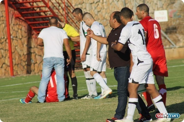 המהומה מתחילה. שלבי על הרצפה (צילום: אחמד עזאיזה) 