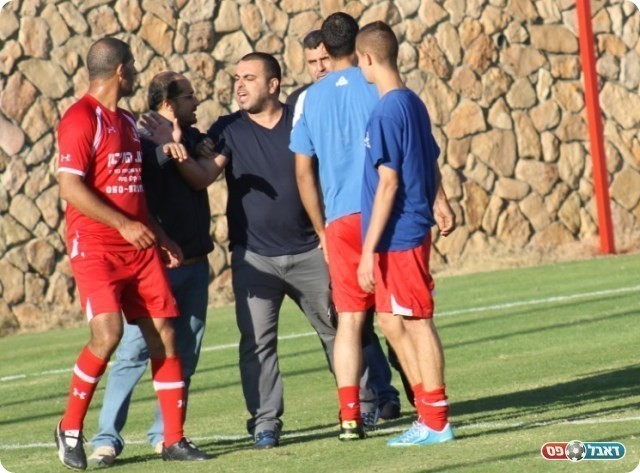 מתווכחים במגרש (צילום: אחמד עזאיזה)