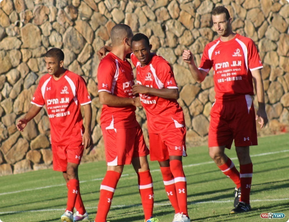 מצפים למעידה של באקה. שחקני איכסל (צילום: אחמד עזאיזה)