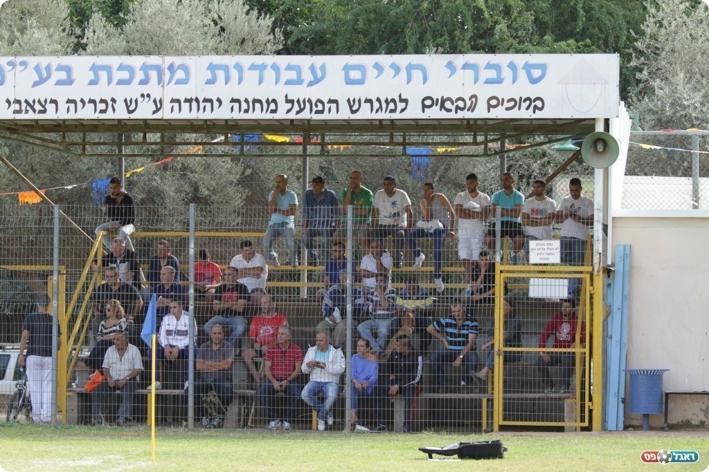 40 שנה לא ראו משחק ליגה א' בבית. אוהדי מחנה (צילום: קובי רוזן)