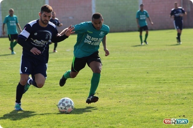 ניסיונות להכריע את המשחק. ברזי'ק מול ימהראן (צילום: עודד חסין)