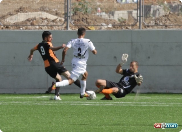 מלאכי לא ויתרה. זיגדון עוצר את בן אבו (צילום: קובי רוזן)