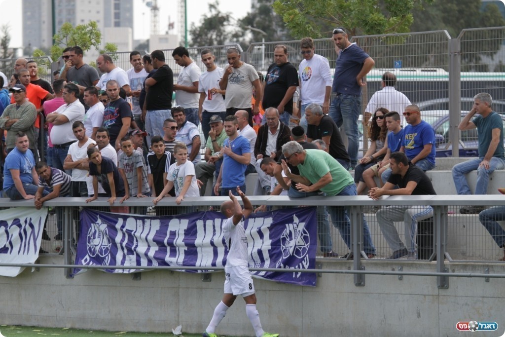 ורד חוגג עם היציע (צילום: קובי רוזן)