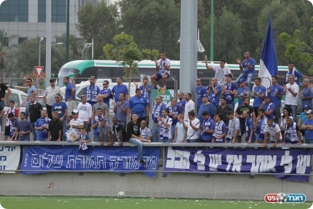 יסלחו לו אחרי הפסד בדרבי? אוהדי שעריים (צילום: קובי רוזן)