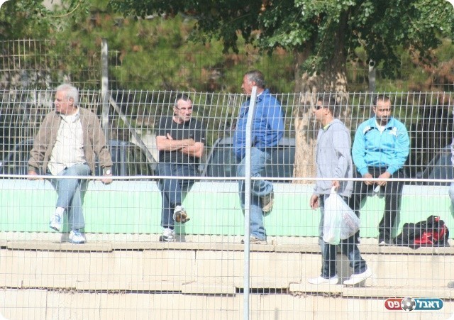 ניסה להרגיע. בוסתנאי ביציע