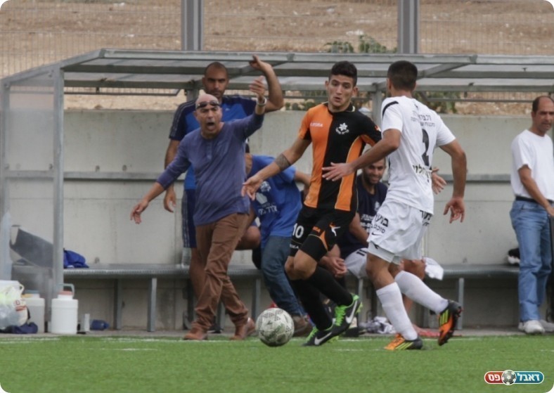 משחק מפוזר. מלכה מול שערי כשעובד לוי כועס ברקע (צילום: קובי רוזן)