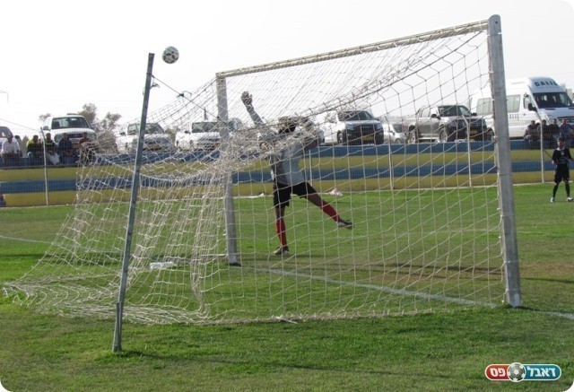 לחץ של תל שבע. עוד כדור הולך החוצה (צילום: עבדאללה אזברגה )