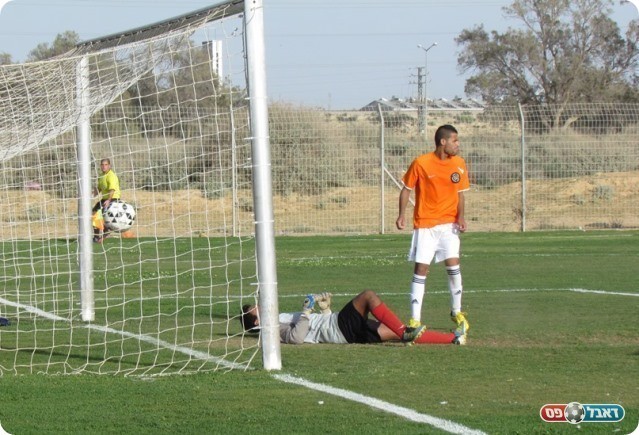 עלו במטרה לגמור את המשחק. הכדור של מוחמד אלעאסם ברשת (צילום: עבדאללה אזברגה )