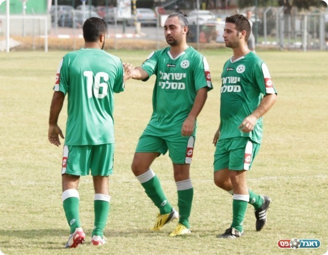 חוסר תיאום בהגנה. טחן חוגג (צילום: קובי רוזן)