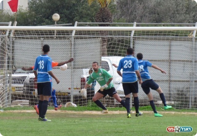 כל קבוצה חיפשה שער מהיר. החמצה של שגב (צילום: עבדאללה אזברגה)