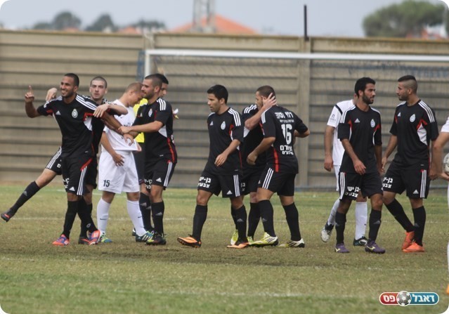 לא נבהלו מפיגור. שחקני אולגה חוגגים (צילום: שלומי גבאי)