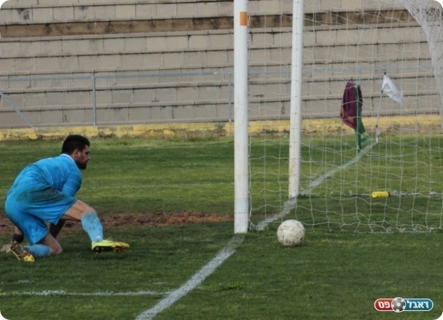 ושוער דלייה מסתדר עם הכדור (צילום: עודד חסין)