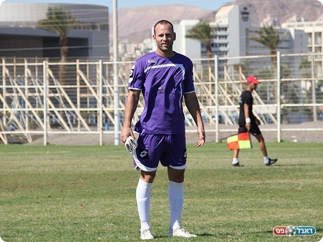 עומרי איב שוערה של קבוצת הדואר (צילום: מוחמד חאדר אניס)