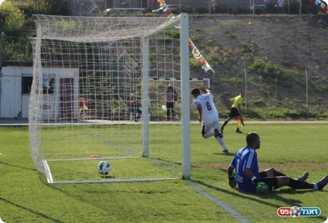 המשחק הוכרע. קרטה נכנע לבן דוד (צילום: עודד חסין)