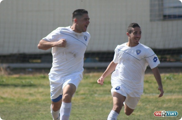 וחוגג (אייל אורן)