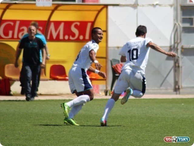 התבססו במקום השני. עקיבא חוגג עם פלג (צילום: עודד חסין)