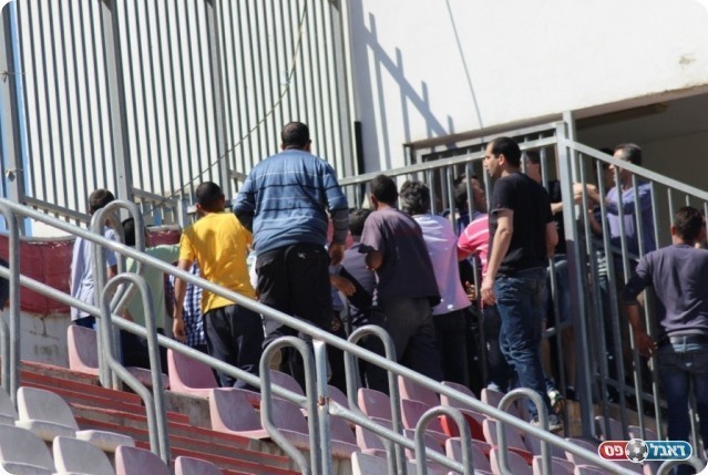 המשטרה השליטה סדר. הבלגן ביציע (צילום: עודד חסין)