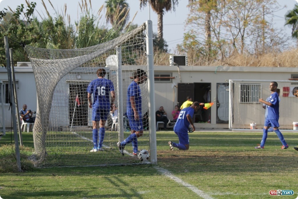 כאן זה נגמר. הכדור של רבינוביץ' ברשת (צילום: קובי רוזן)