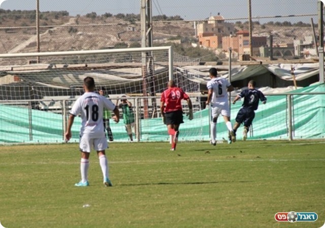 קיבל מתנה. עזאיזה כובש (צילום: מוחמד חאדר אניס)