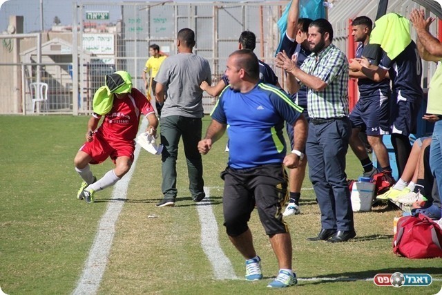 והספסל באקסטזה (צילום: מוחמד חאדר אניס)